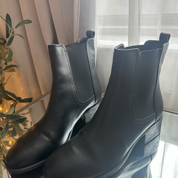 Kenneth Cole Salt Chelsea Black Ankle Boots - Picture 5 of 6